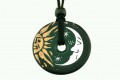 Amulet peruwiański z ceramiki, ciemnozielony - Słońce i Księżyc (dzień i noc, energia jasności i siła cienia)