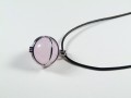 Wisiorek kula z różowego kwarcu, średnica 2 cm (kamień miłości i delikatności)