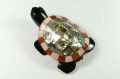 Żółw z czarnego obsydianu zdobiony kolorowymi kamieniami i muszlą perłową (Meksyk), długość 9 cm