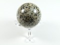 Kula z jaspisu dalmatyńczyk z podstawką, średnica 4,5 cm (kamień wojowników, na sukces, dla zakładających własną firmę)