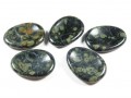 Jaspis kambara - mały, płaski kamień do trzymania w palcach (remedium na napięte nerwy, strach i niepokój, spokój i stabilizacja dla domu)