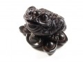 Ciemnobrązowa chińska żaba bogactwa na toelach - wys. 5,5 cm, dł. 7,5 cm