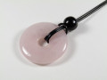 Wisiorek z różowego kwarcu, średnica 4 cm (kamień miłości i delikatności)